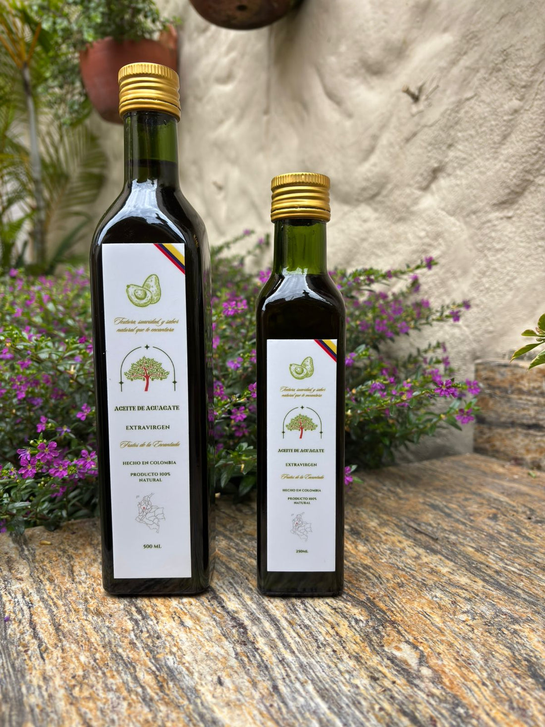Aceite de aguacate para belleza: botellas Frutos de la Encantada con flores
