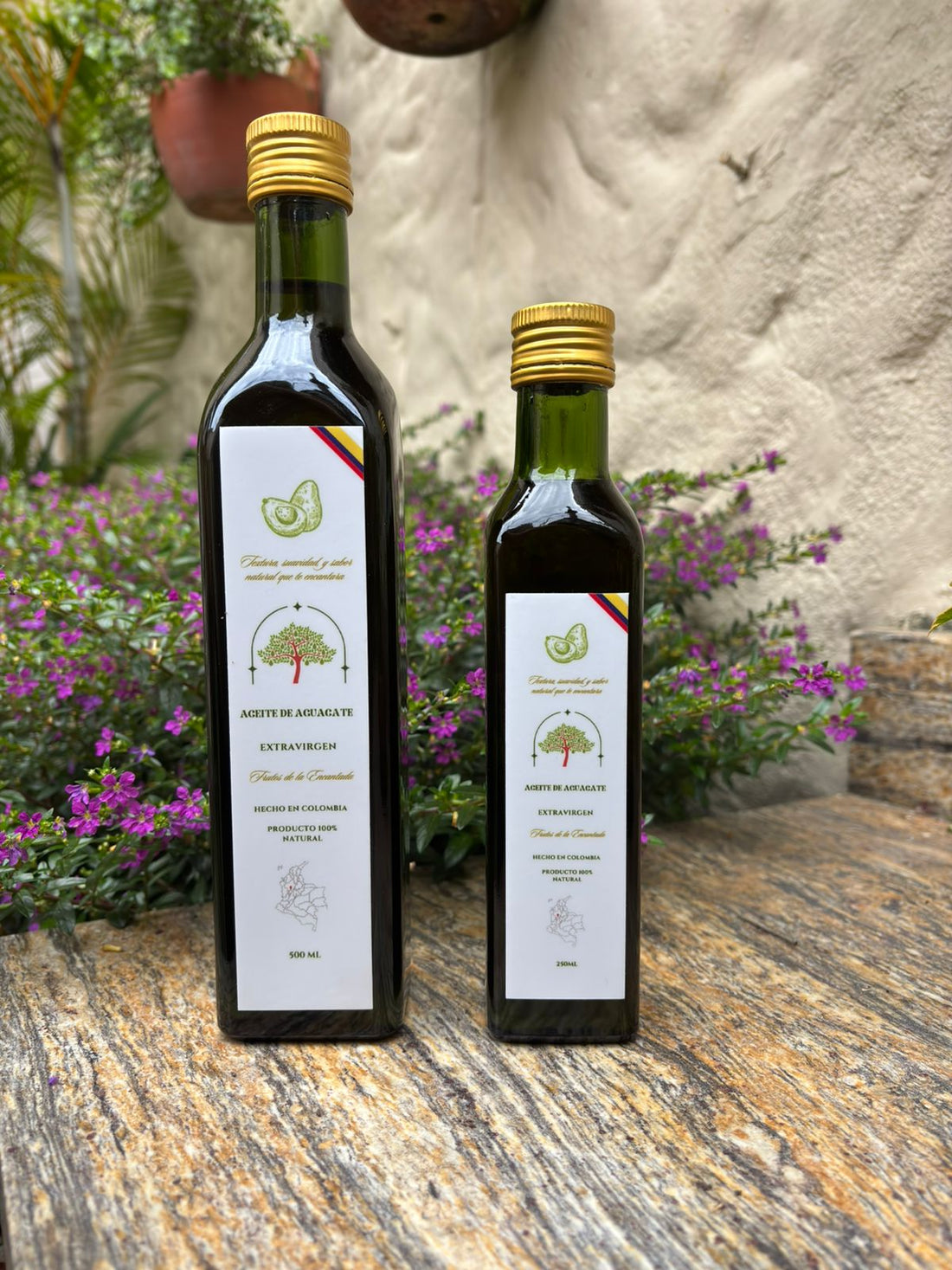 Aceite de aguacate natural para cosmética casera, botellas entre flores