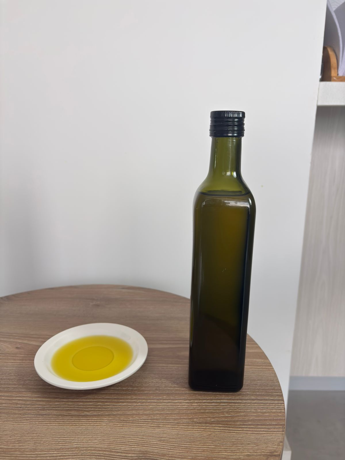 Botella de aceite de aguacate con plato de aceite, lista para freír patacones